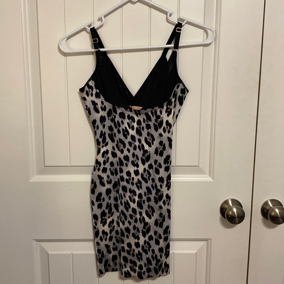 💥 SIZE XS VICTORIA’S SECRET PUSH UP SHAPING SLIP W PANTY💥 - Picture 1 of 9